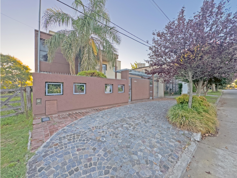 Casa 4 dorm. con pileta - B° El Mirador, Luján