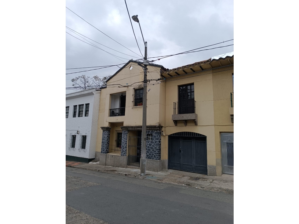 BUENOS AIRES CASA MUY GRANDE UNIFAMILIAR CON USO DE SUELO ALTA MIXTURA