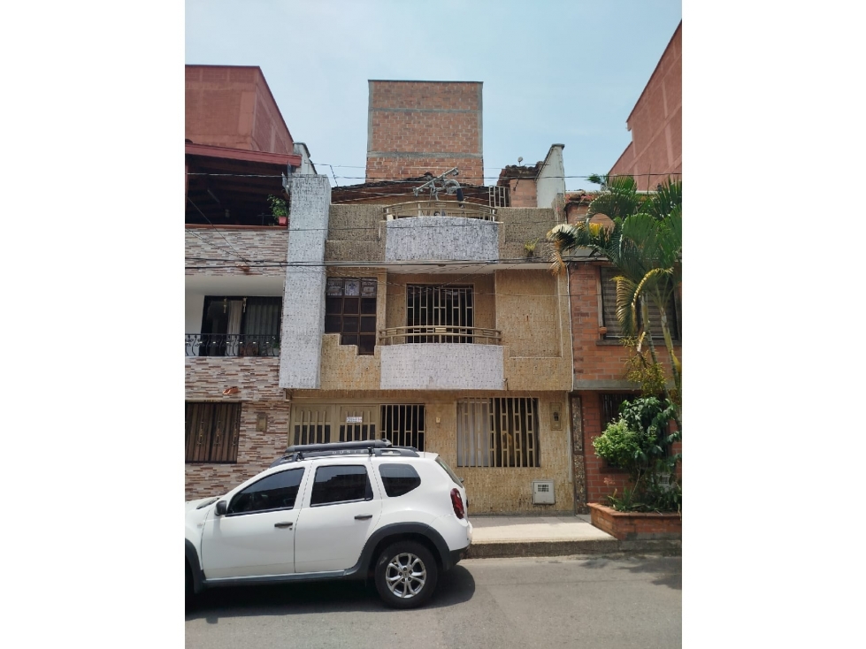 SABANETA EXCELENTE CASA DE 3 NIVELES CERCA AL HOSPITAL VENANCIO DIAZ
