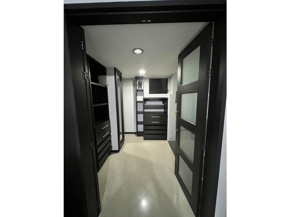 CENTRO DE MEDELLIN APTO MODERNO DE GRAN METRAJE CON EXCELENTE PRECIO — foto 2