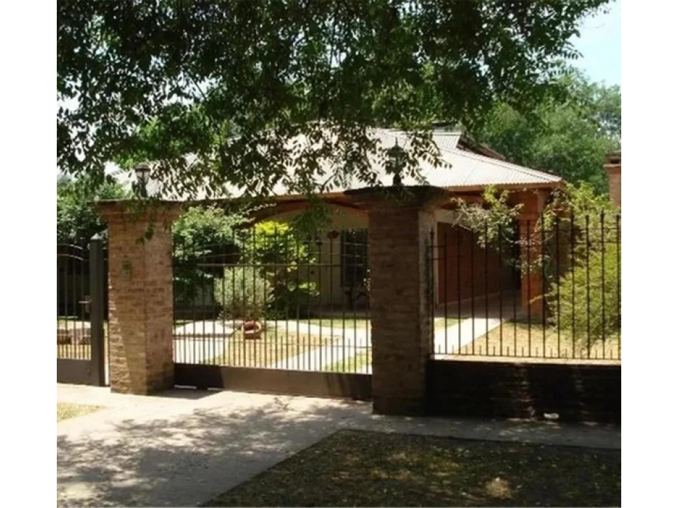 CHALET 5 AMBIENTES CON PISCINA - 2