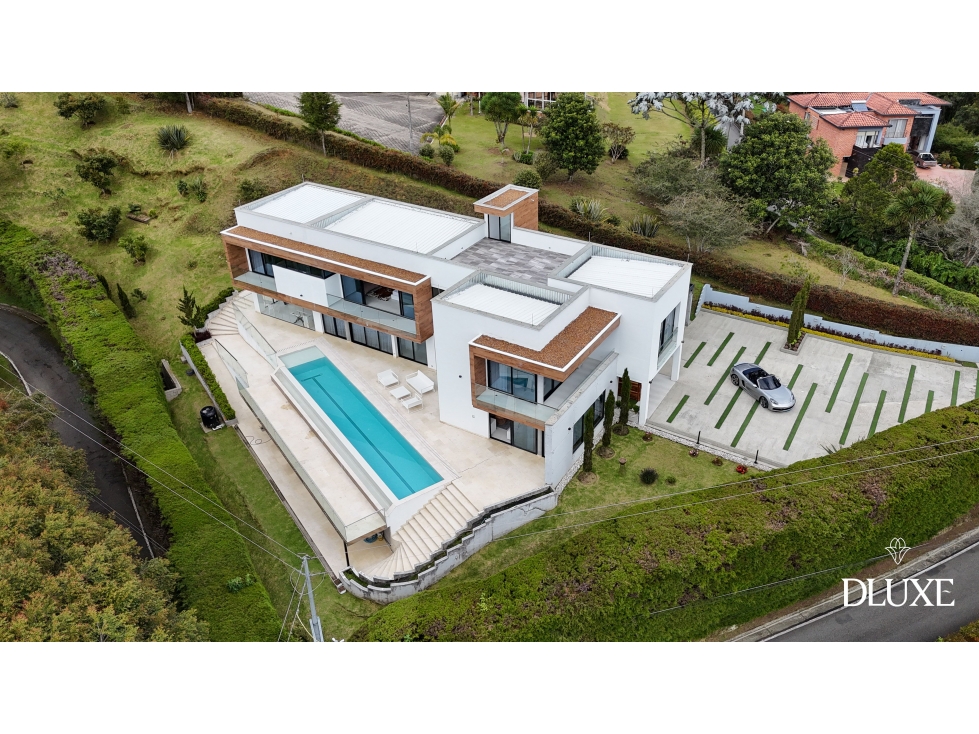 Venta, Casa con Piscina, 5 habitaciones, Loma del Escobero - Medellin