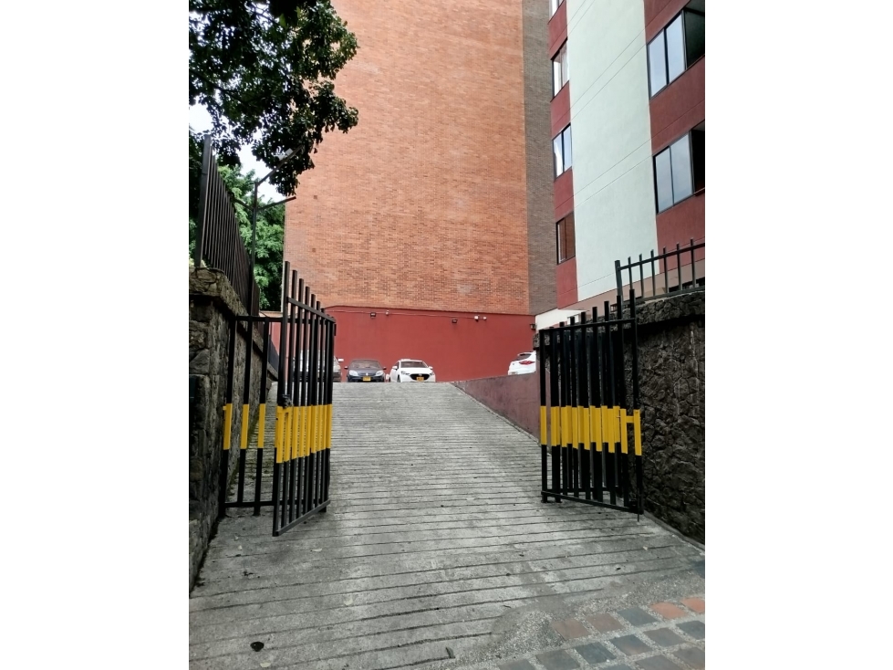 LAURELES APTO PARA REMODELAR CON MUY BUEN METRAJE Y SECTOR TRANQUILO — foto 2