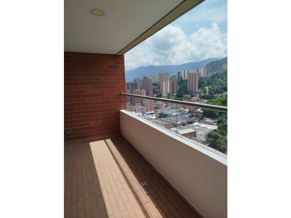 SABANETA APTO MUY AMPLIO EN BULEVARD SECTOR PRIVILEGIADO CON VISTA — foto 2