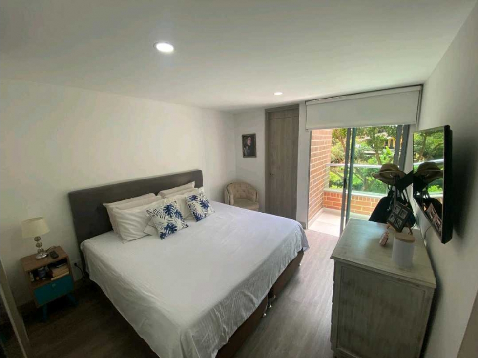 OPORTUNIDAD VENDO APARTAMENTO EN ENVIGADO CON TERRAZA Y 2 BALCONES — foto 4