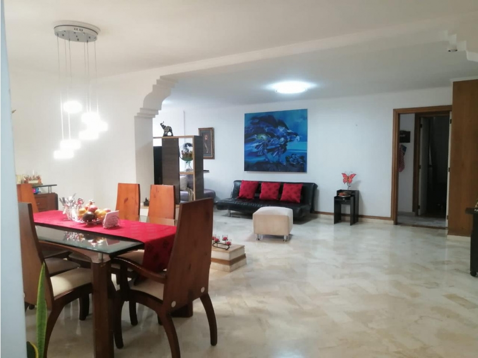 CENTRO DE MEDELLIN EXCELENTE APTO REMODELADO EN EDIFICIO GRAN METRAJE