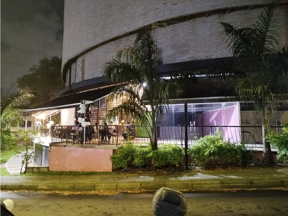 ENVIGADO ESPECTACULAR LOCAL PARA RESTAURANTE EDIFICIO LUXOR