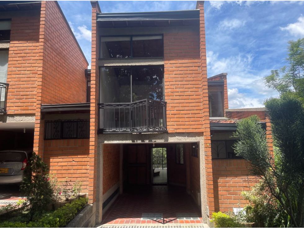 VENTA CASA ENVIGADO LA ABADIA 3 NIVELES (BASEMENT) RENTANDO