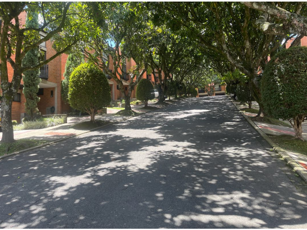 VENTA CASA ENVIGADO LA ABADIA 3 NIVELES (BASEMENT) RENTANDO — foto 2