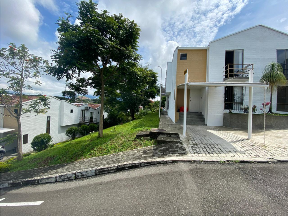 Casa esquinera en Conjunto Residencial Coralina, Av. Sur, Pereira!!!