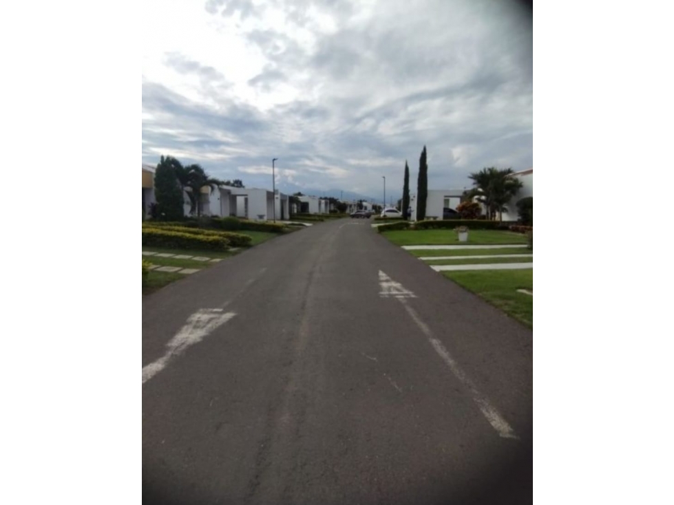 VENDO CASA EN AZUCENAS DEL CASTILLO, JAMUNDI C-S — foto 2