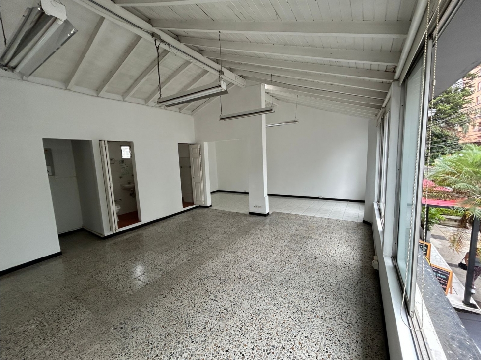 CASA UNIFAMILIAR EN VENTA 2 NIVELES CON LOCAL EL POBLADO PATIO BONITO