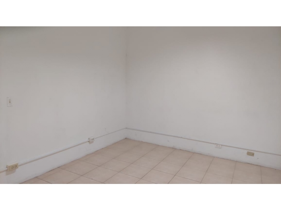 Se alquila galera comercial en Parque Lefevre