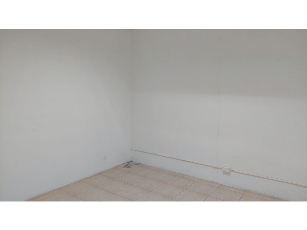 Se alquila galera comercial en Parque Lefevre — foto 2