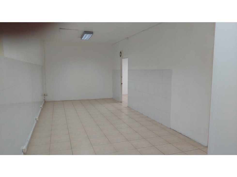 Se alquila galera comercial en Parque Lefevre — foto 4