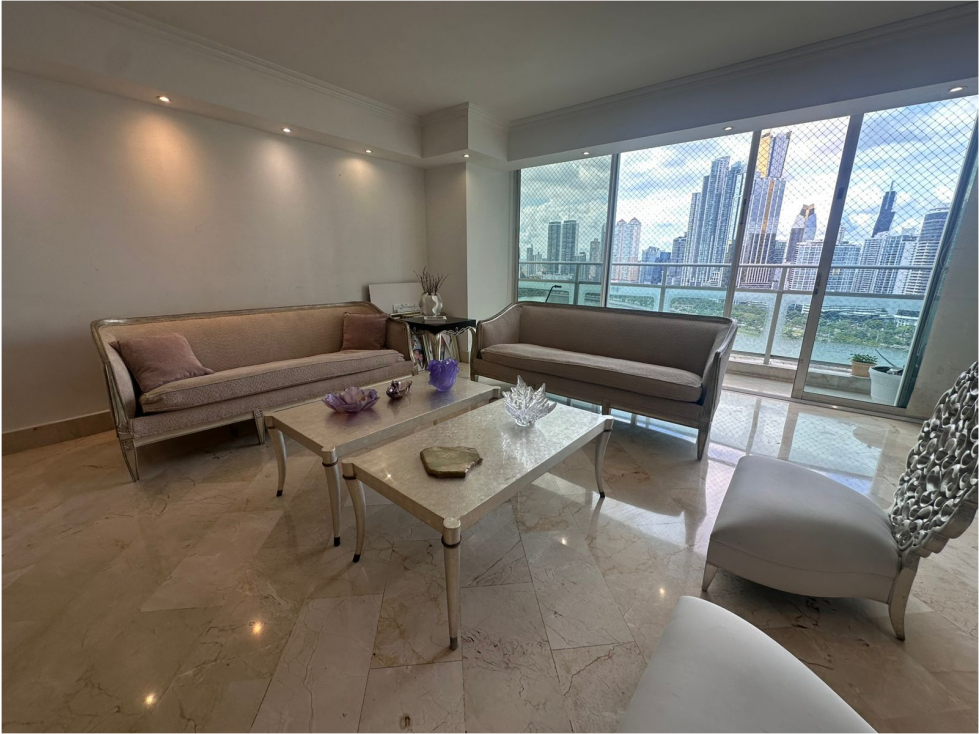 Venta de amplio apartamento en Punta Paitilla