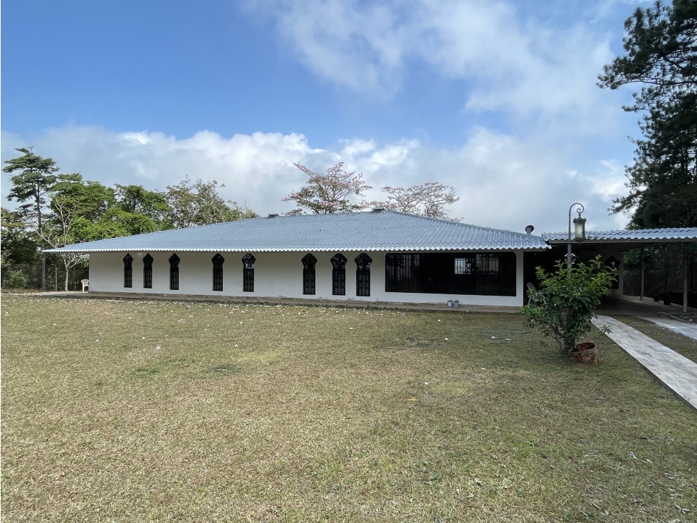 SE VENDE CASA EN CERRO AZUL