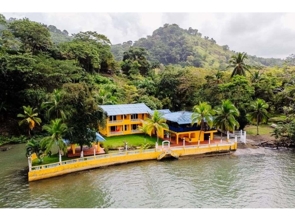 Se Vende Casa frente al mar en Portobelo, Colón - 1