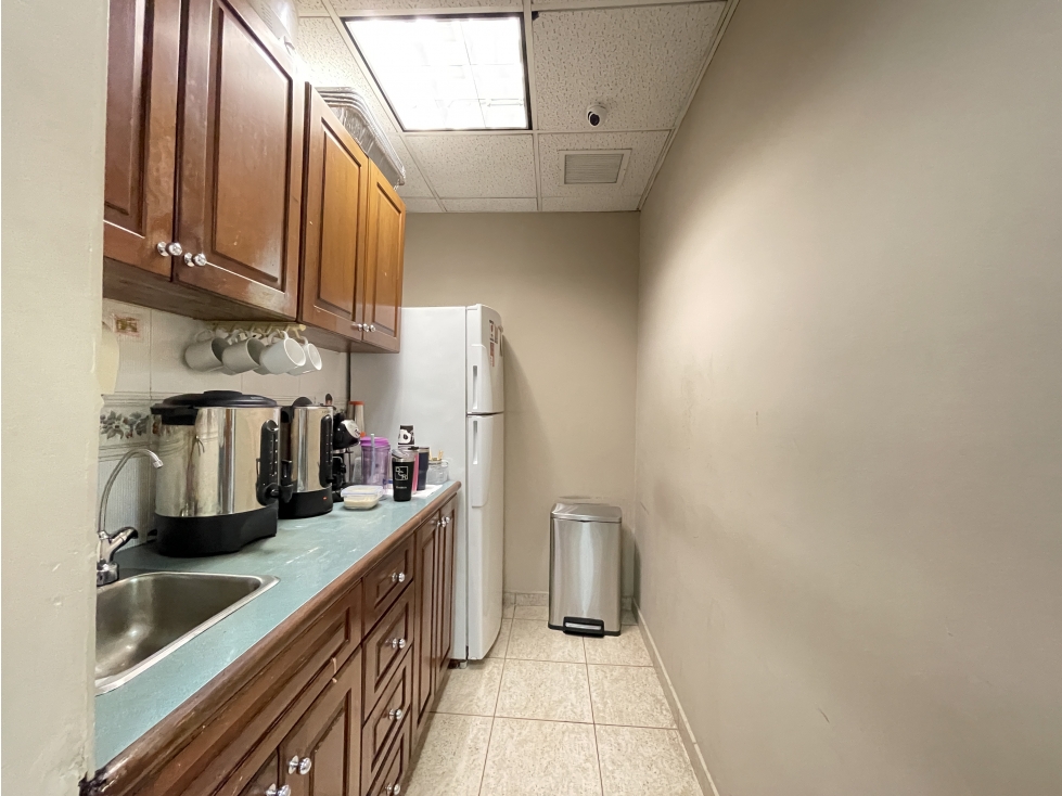SE VENDE OFICINA (Ave. Federico Boyd) — foto 4