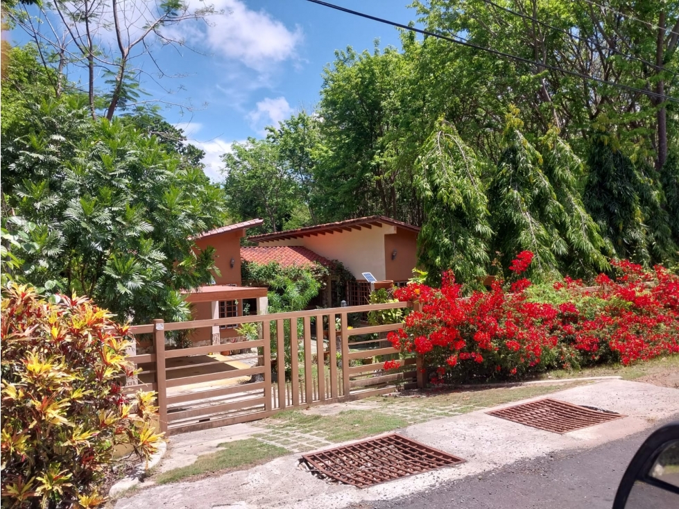 SE VENDE CASA EN LOS LIRIOS (VIA AL VALLE DE ANTON)