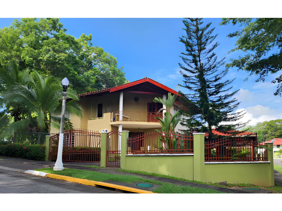 Alquilo Casa Unifamiliar en Area Revertida Diablo Alborok Panama