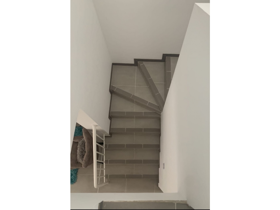 VENDO CASA EXTERNA EN ALFAGUARA CS9322432