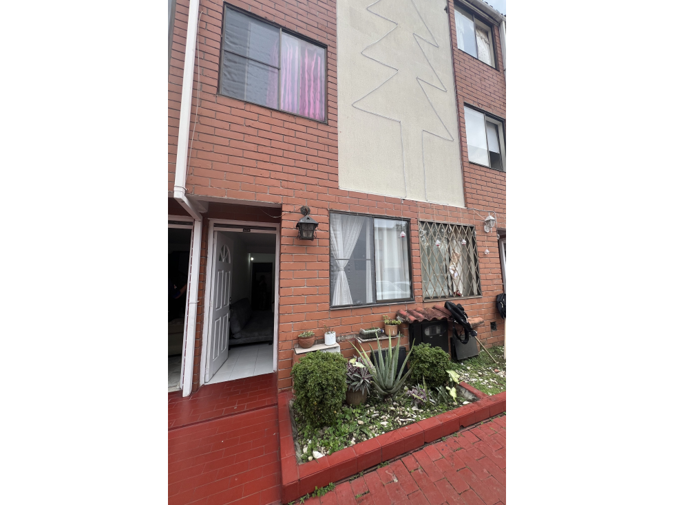 VENTA DE CASA EN UNIDAD RESIDENCIAL, El Limonar | Cali-YY-9720236