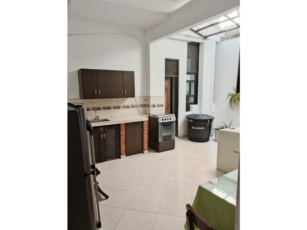 VENTA DE CASA DE TRES PISOS EN CALI, B/ATANASIO GIRARDOT-YY-9865587