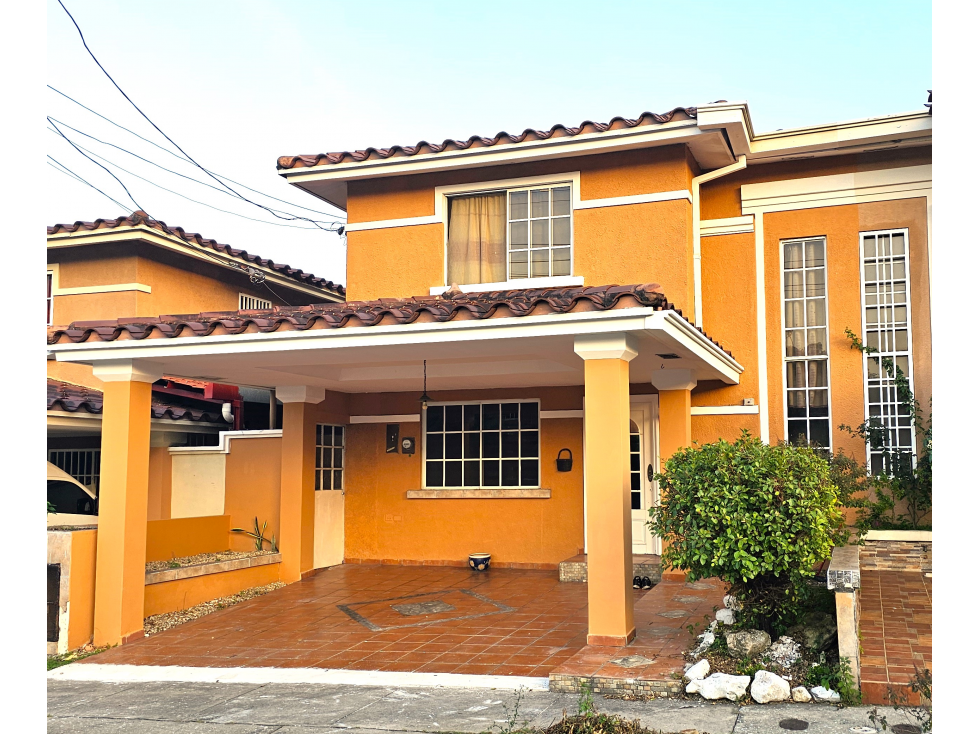 Venta de Hermosa Casa en Dorado Lakes Condado Del Rey