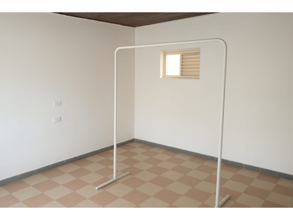CASA DE TRES NIVELES CON GARAJE, EXCELENTEMENTE SITUADA EN LAGO TIMIZA — foto 3