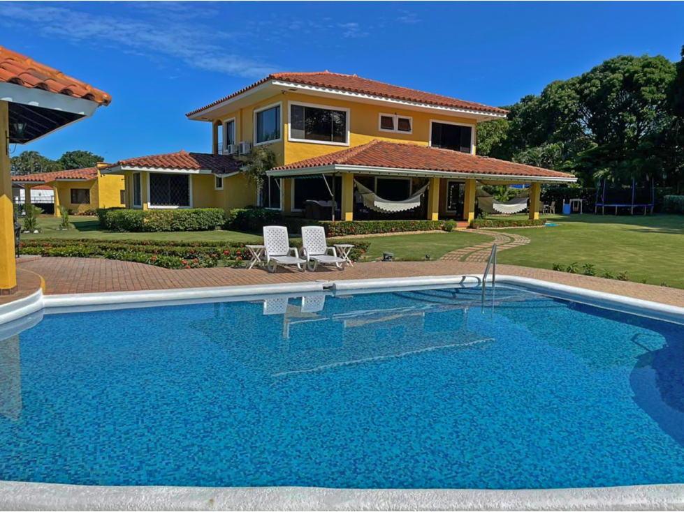 Se vende casa en el Club de Golf Coronado