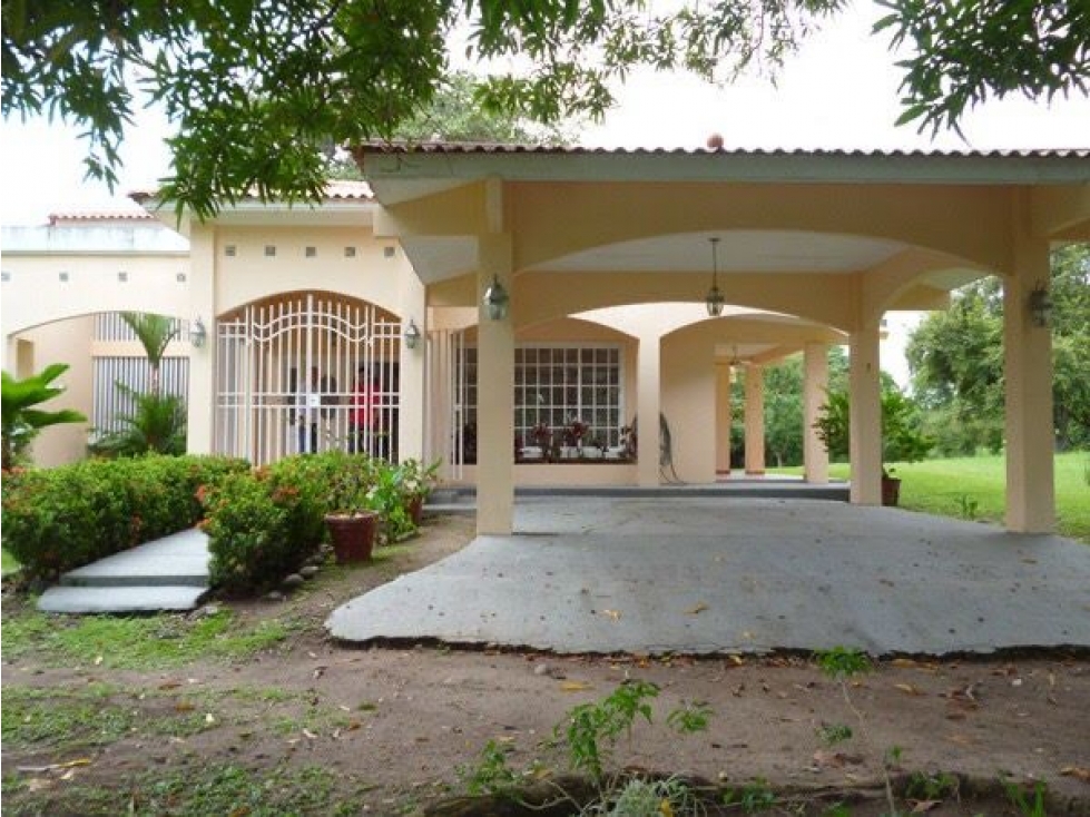 Venta de Casa con Terreno en Coloncito, Chame