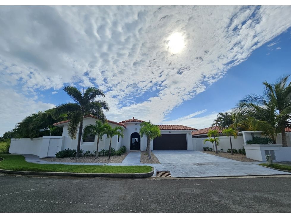 Venta de Lujosa Casa en Vista Mar, San Carlos, Panamá
