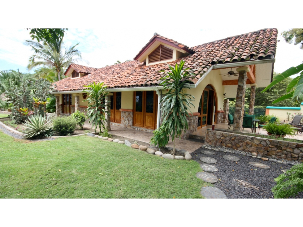Venta de Casa Amoblada Frente al Mar en Costa Esmeralda