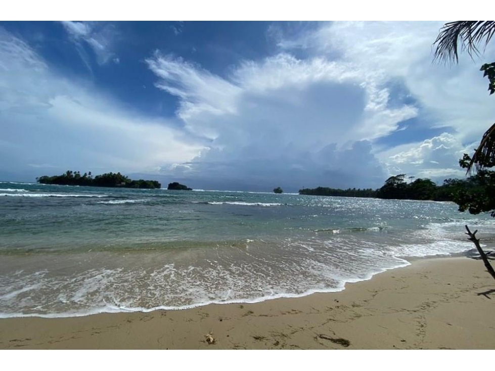 Venta de terreno frente al mar en Bocas del Toro de 2299 m2 - 2