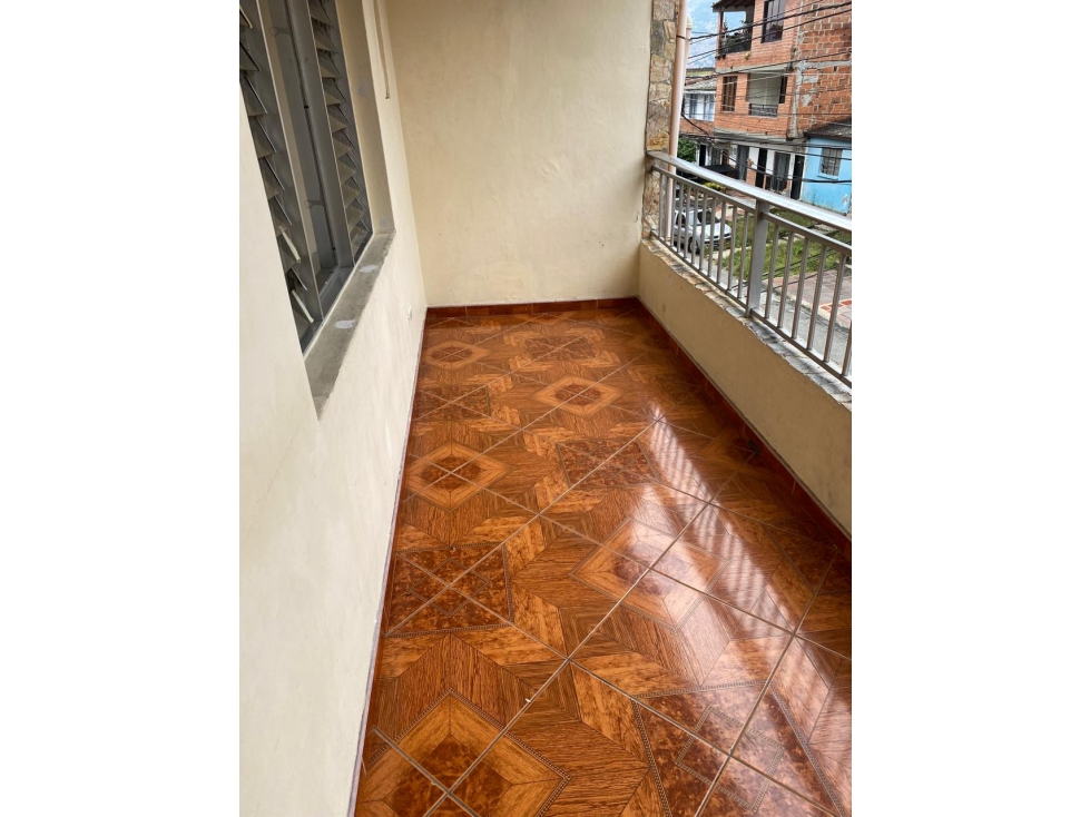 VENDO CASA AMPLIA 2 PISO EN FLORENCIA PARTE BAJA-MEDELLIN