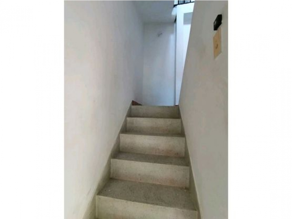 VENDO CASA EN BOYACÁ LAS BRISAS-MEDELLÍN-PISO 2 - CALLE AMPLIA — foto 2
