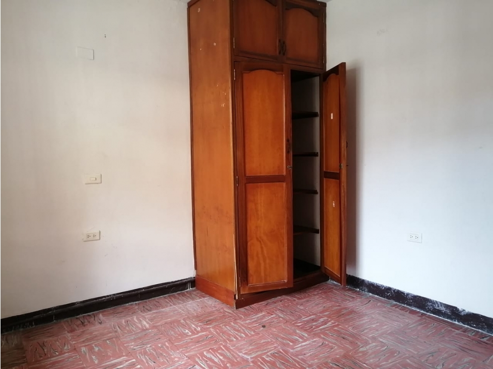 VENDO CASA A REMODELAR EN EL 12 DE OCTUBRE-MEDELLÍN-PARQUEADERO — foto 3