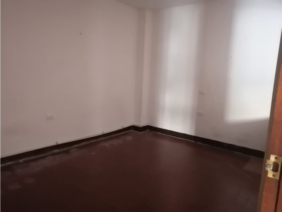 VENDO CASA A REMODELAR EN EL 12 DE OCTUBRE-MEDELLÍN-PARQUEADERO — foto 4