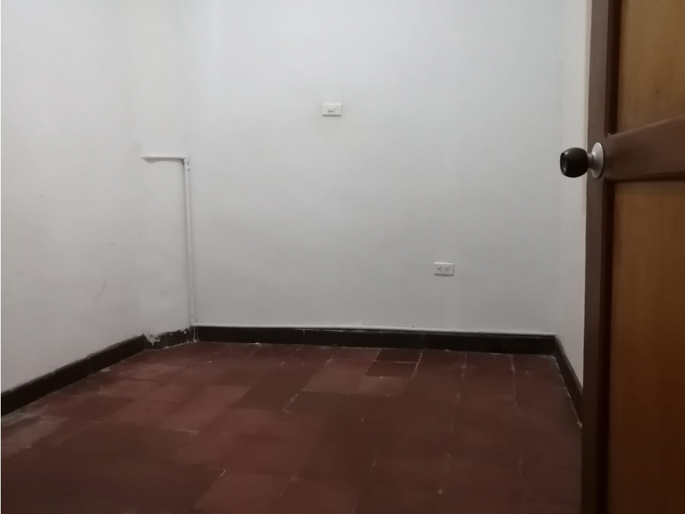 VENDO CASA A REMODELAR EN EL 12 DE OCTUBRE-MEDELLÍN-PARQUEADERO — foto 5