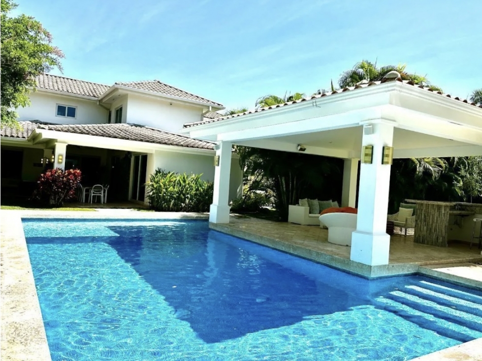 Venta de Casa con Piscina en Bijao
