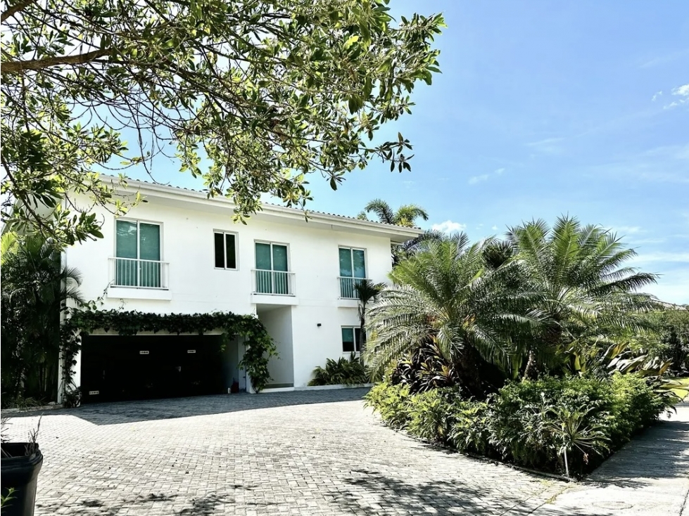 Venta de casa frente a la playa - Bijao - 1