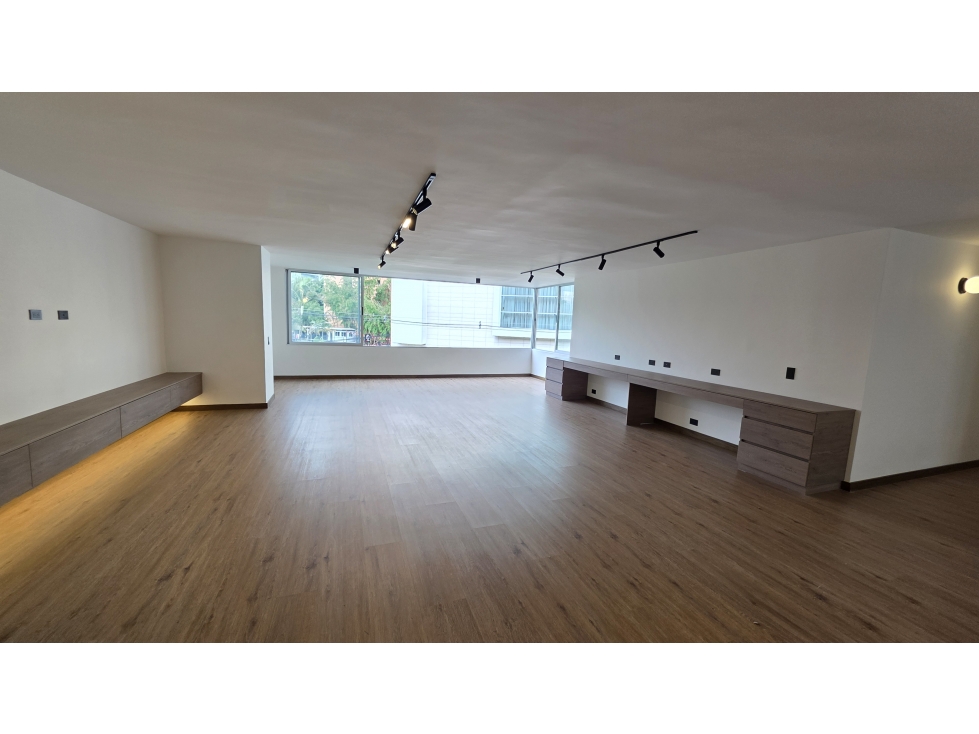 VENTA APARTAMENTO REMODELADO EN MILLA DE ORO, EL POBLADO — foto 2