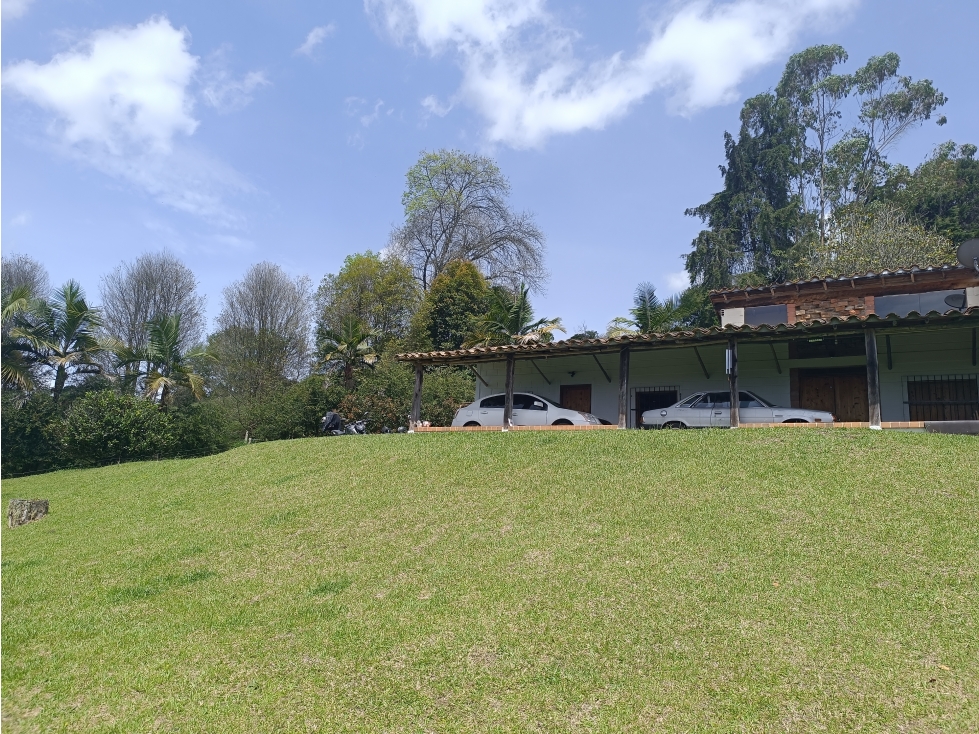 Hermoso Lote con casa muy acogedora a 2 klms del peaje de la variante