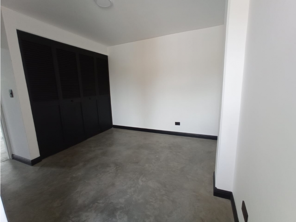 VENTA DE EXCLUSIVO APARTAMENTO EN AGUACATALA - POBLADO (VR ) — foto 5