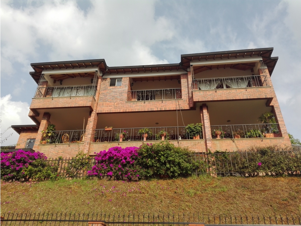 VENTA DE LUJOSA Y ESPACIOSA CASA EN EL POBLADO SECTOR MONTICELLO — foto 2