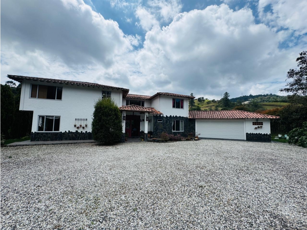 VENTA DE ESPECTACULAR CASA EN SAN SEBASTIAN DE LA CASTELLANA- ESCOBERO