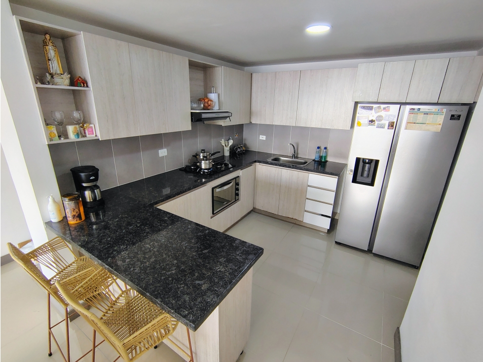 VENTA DE APARTAMENTO ILUMINADO EN ENVIGADO CON VISTA PANORÁMICA — foto 2
