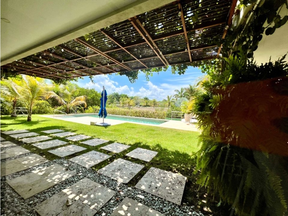 Casa en venta en condominio en Baru con muelle