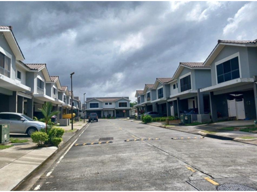 Venta de Casa en PH Aventura, Brisas del Golf, Sector Paseo del Norte